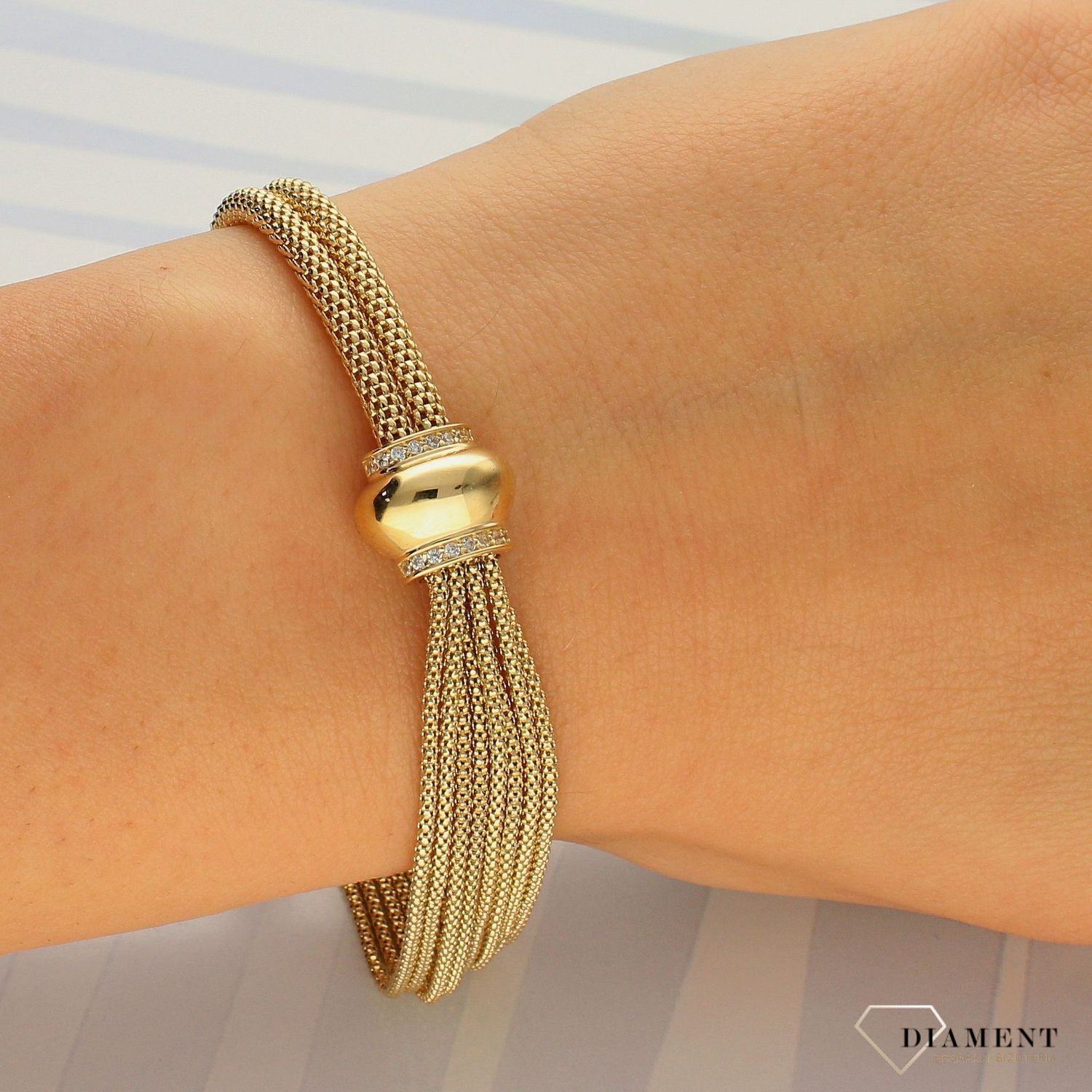 Złota bransoletka o nowoczesnym wyglądzie z łańcuszkami DIA-BRA-4253-585. Bransoletka posiada ozdobioną kuleczkę na środku ozdobioną błyszczącą cyrkonią (1).jpg