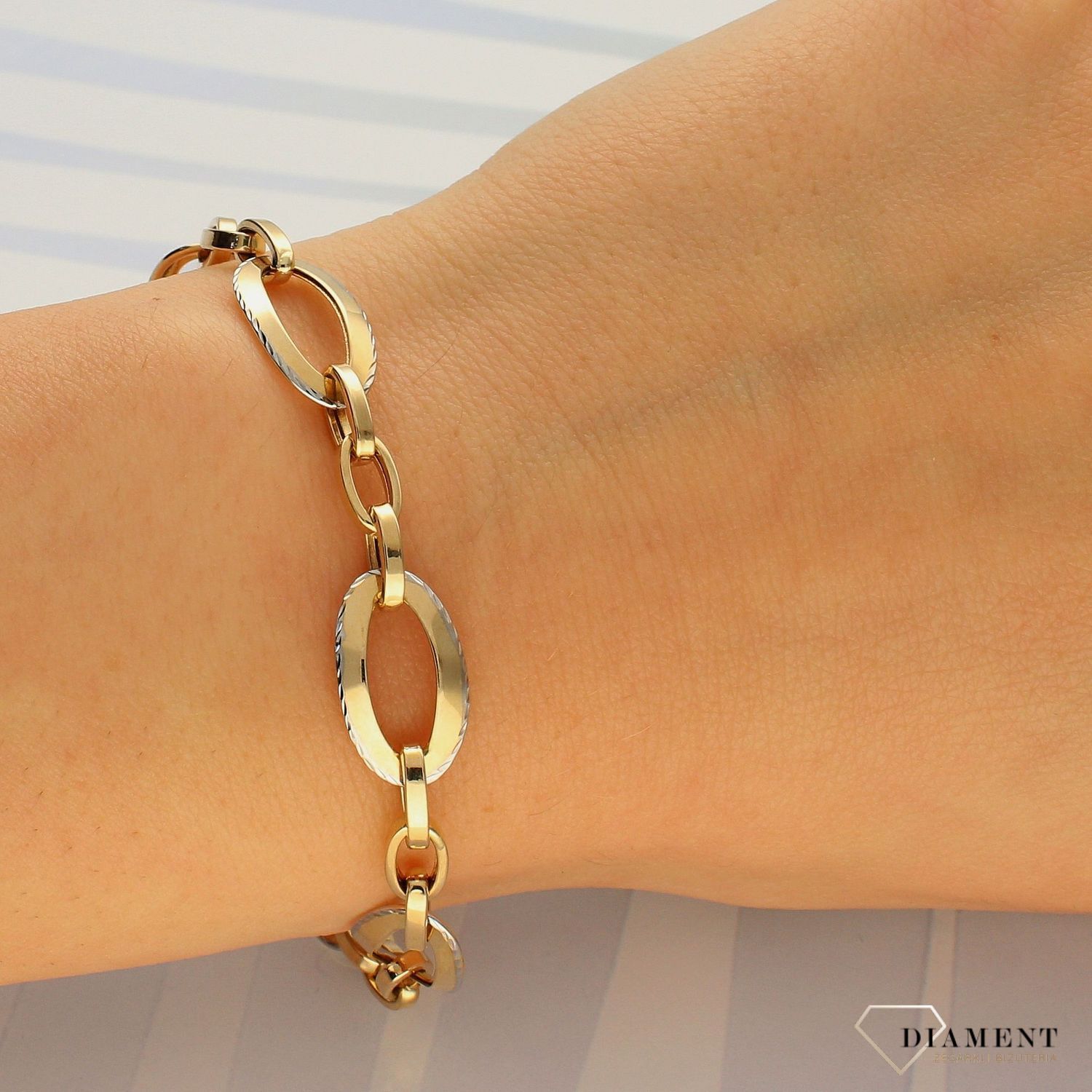 Złota bransoletka ogniwa z grawerowanym białym złotem DIA-BRA-4254-585. Bransoletka składa się z prostych blaszek w kształcie kółek (1).jpg