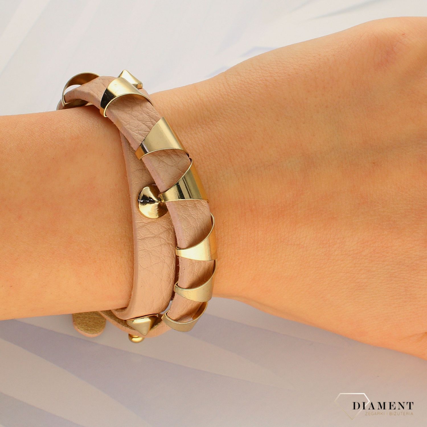 Damska skórzana bransoletka w pudrowo różowym odcieniu z ćwiekami DIA-BRA-4334-MET (1).jpg