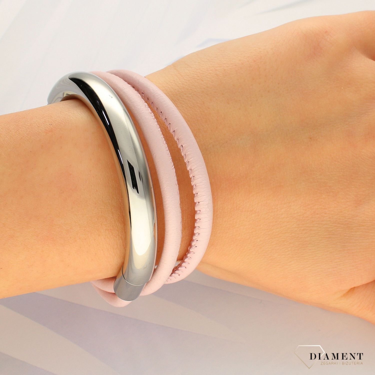 Skórzana bransoletka z ozdobną blaszką w kolorze pudrowego różu DIA-BRA-4337-INNE (1).jpg