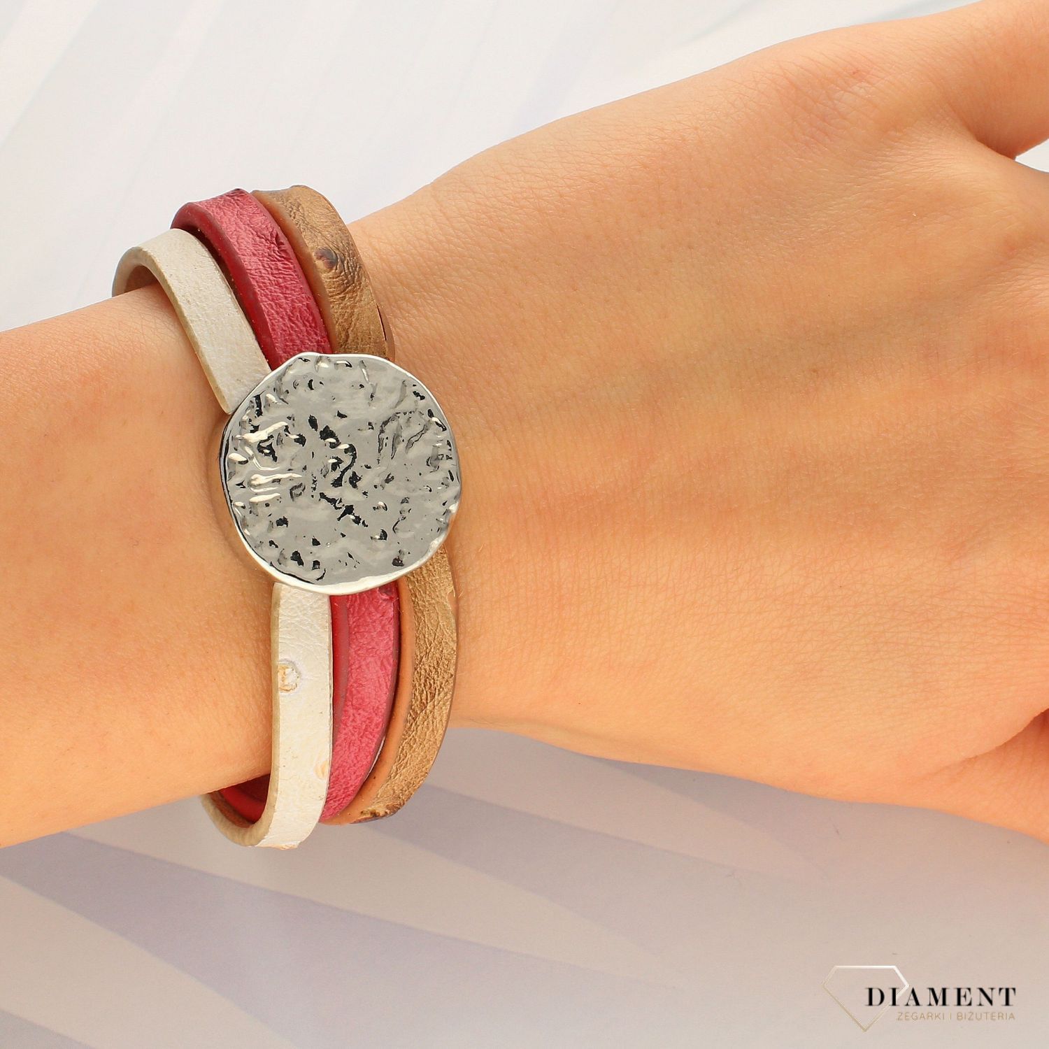 Damska bransoletka na trzech kolorowych paskach z ozdobną blaszką DIA-BRA-4339-INNE (1).jpg