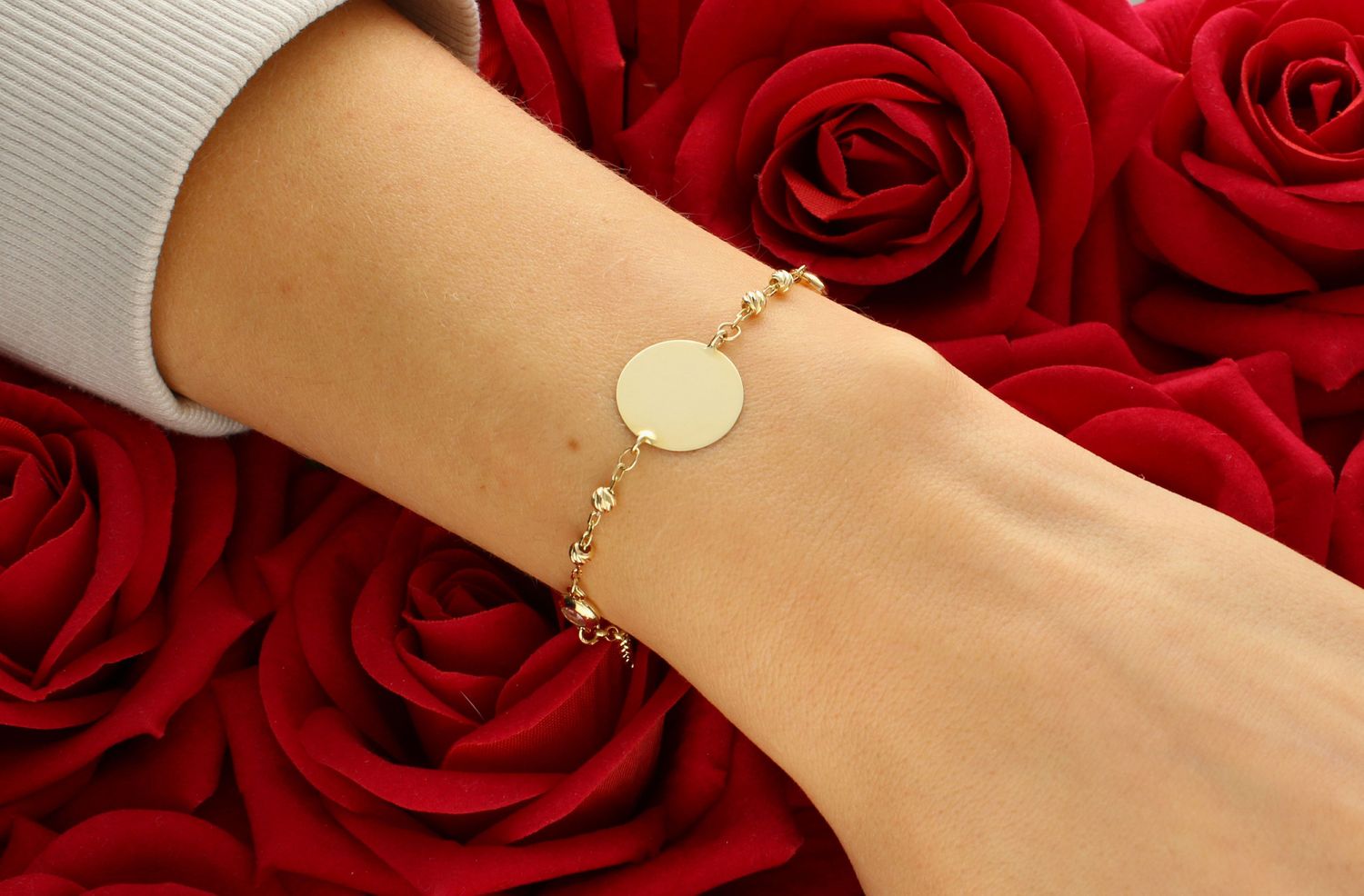 Bransoletka złota blaszka okrągła pr 585, DIA-BRA-4383-585 Złota bransoletka wykonana z 14 karatowego żółtego złota. Powstała z połączenia okrągłej blaszki, kuleczek grawerowanych i cyrkonii w białym kolorze1.jpg