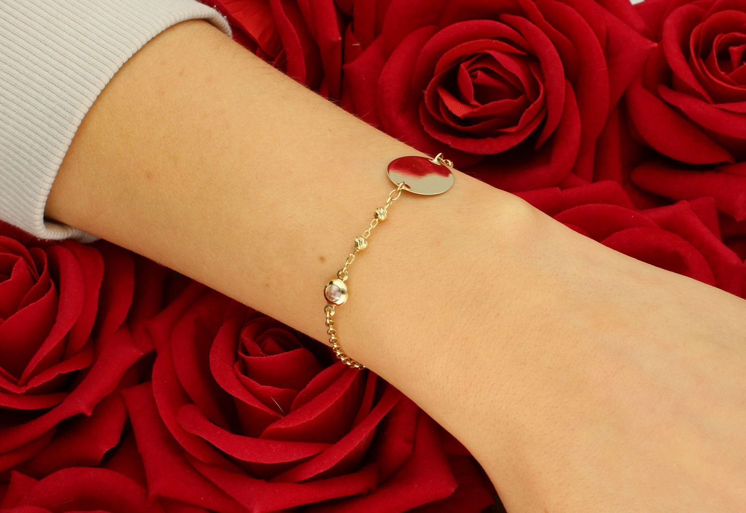 Bransoletka złota blaszka okrągła pr 585, DIA-BRA-4383-585 Złota bransoletka wykonana z 14 karatowego żółtego złota. Powstała z połączenia okrągłej blaszki, kuleczek grawerowanych i cyrkonii w białym kolorze1.jpg