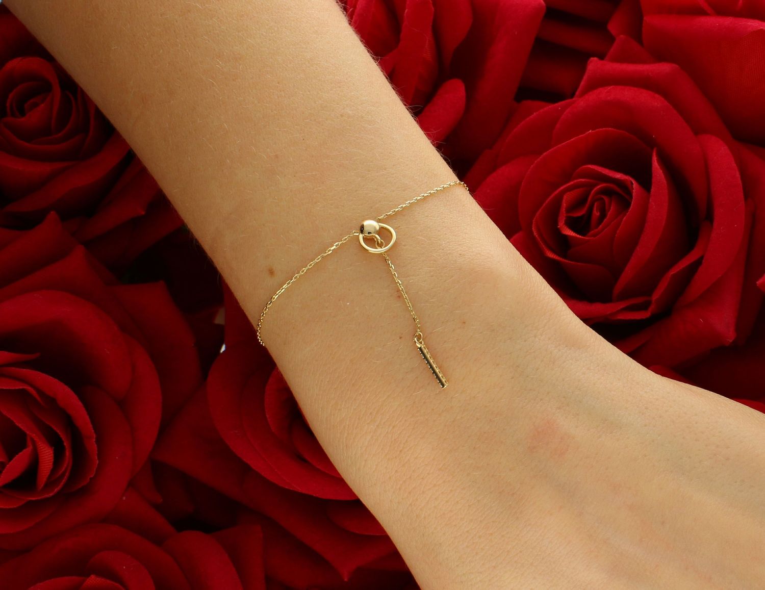 Bransoletka złota celebrytka pr 585, DIA-BRA-4476-585 Złota bransoletka wykonana z 14 karatowego żółtego złota. Złota biżuteria w oryginalnej formie ozdobiona małym kółeczkiem z wiszącym1.jpg