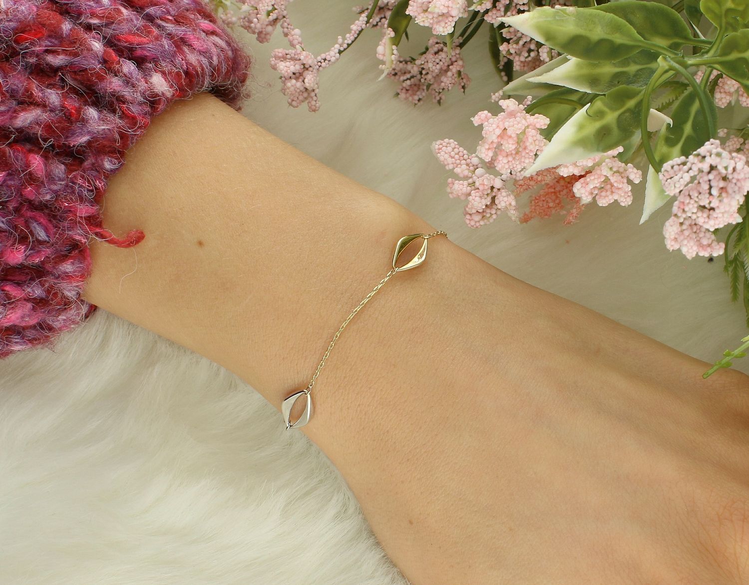 Złota damska bransoletka Łezki z żółtego i białego złota 585. Delikatna, kobieca bransoletka ozdobiona łezkami w żółtym i białym złocie, wykonana z wysokiej próby złota 585. 1.jpg