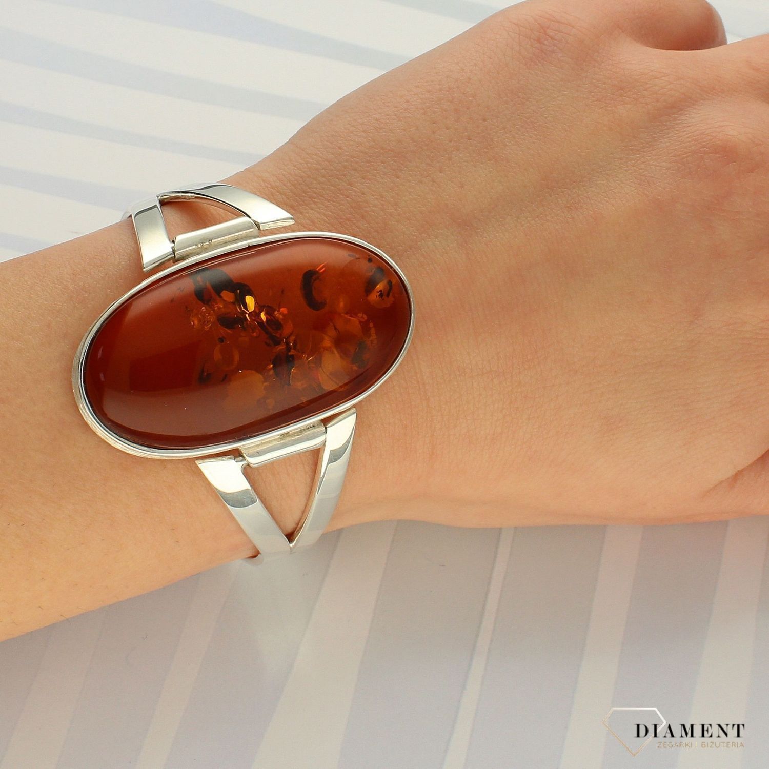 Sztywna srebrna bransoletka z bursztynem DIA-BRA-4500-925 (1).jpg