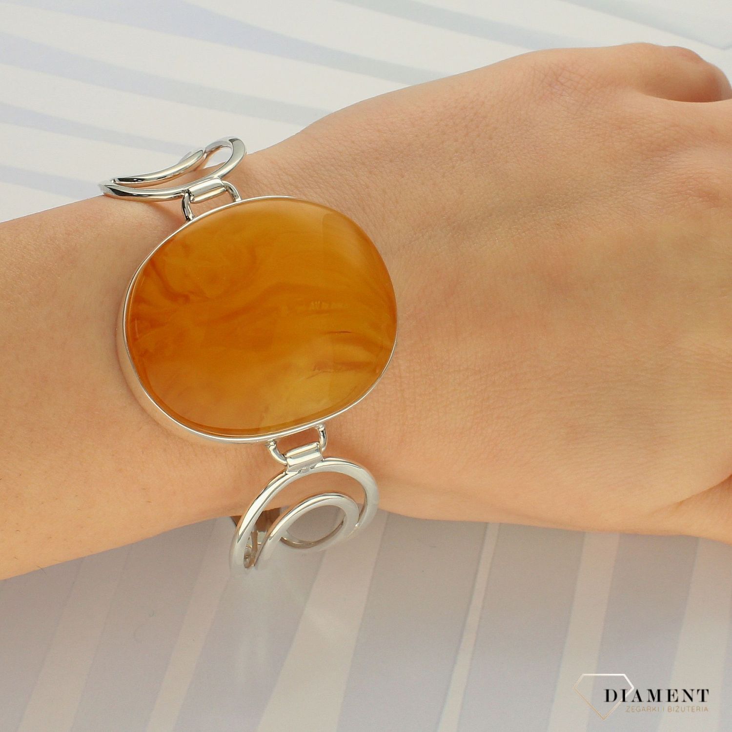 Srebrna bransoletka z dużym bursztynem w miodowym odcieniu DIA-BRA-4501-925 (1).jpg