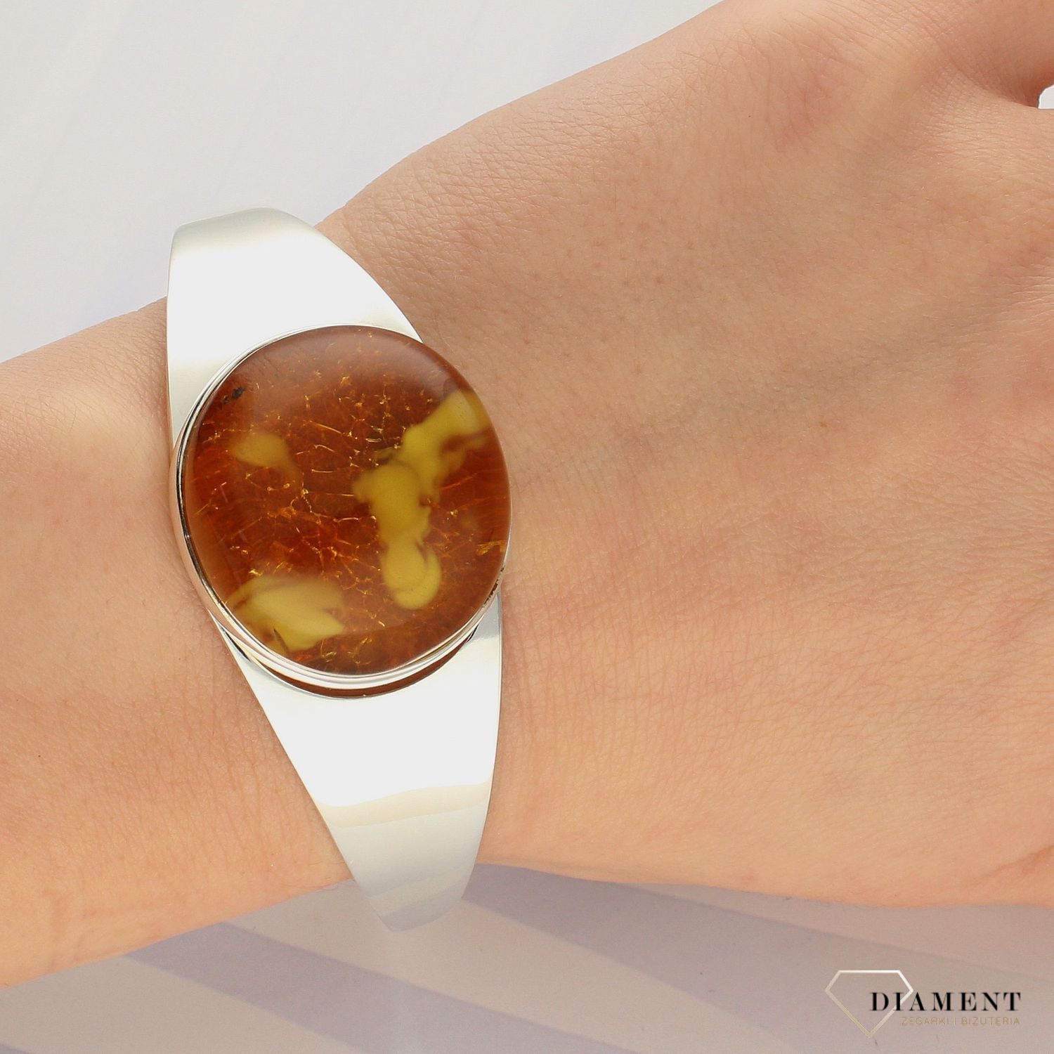 Srebrna bransoletka sztywna z miodowym bursztynem DIA-BRA-4552-925 (1).jpg