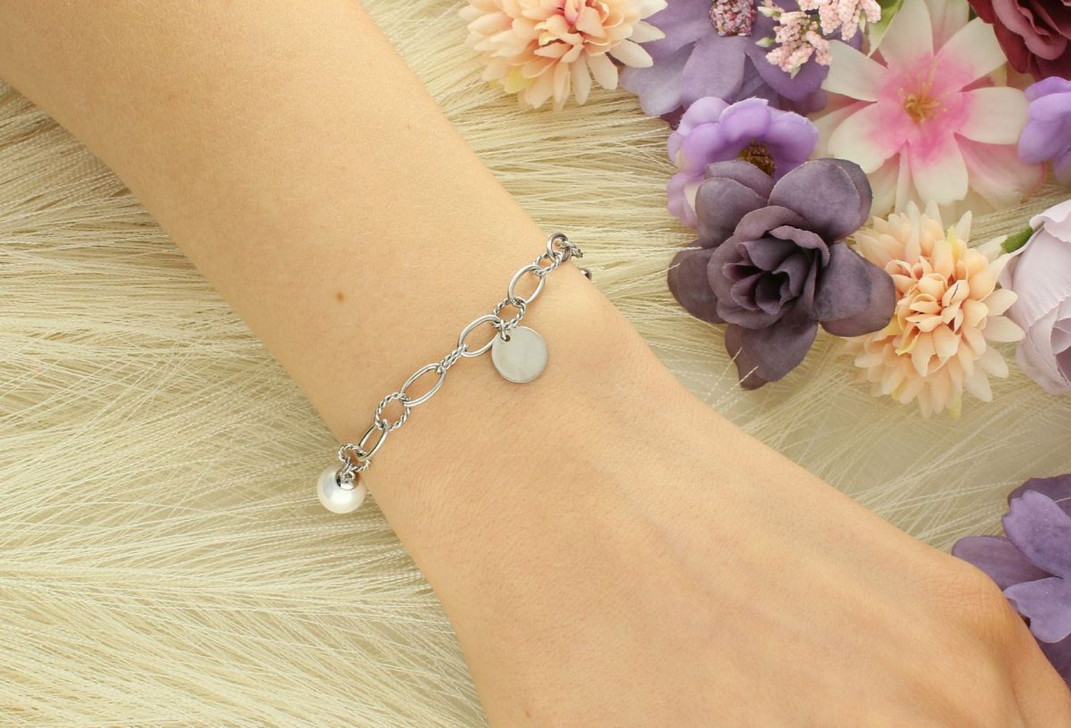 Bransoletka damska srebrna z zawieszkami próba 925, DIA-BRA-4647-925 Elegancka bransoletka damska wykonana z wysokiej jakości srebra próby 925, model z zawieszkami wiszącą perełką 1.jpg