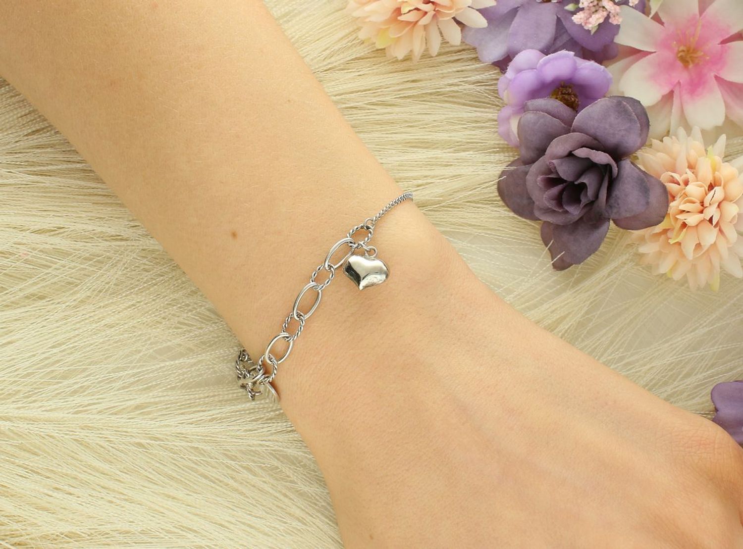 Bransoletka damska srebrna z zawieszkami próba 925, DIA-BRA-4647-925 Elegancka bransoletka damska wykonana z wysokiej jakości srebra próby 925, model z zawieszkami wiszącą perełką 1.jpg