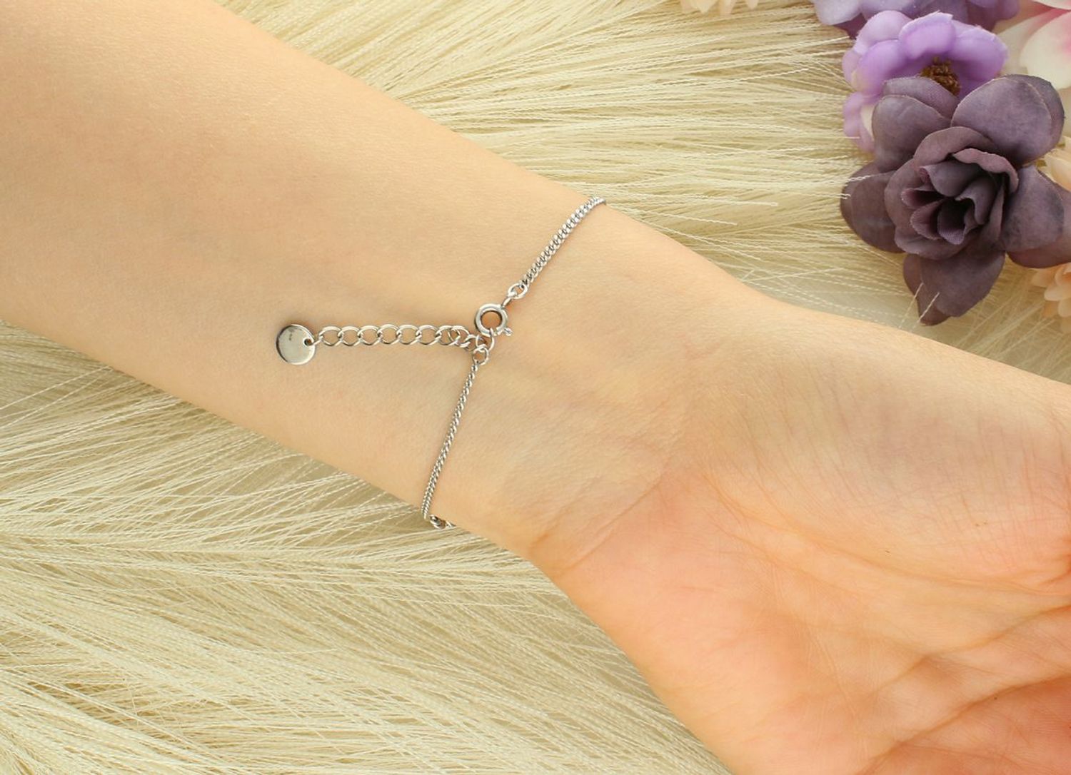 Bransoletka damska srebrna z zawieszkami próba 925, DIA-BRA-4647-925 Elegancka bransoletka damska wykonana z wysokiej jakości srebra próby 925, model z zawieszkami wiszącą perełką 1.jpg