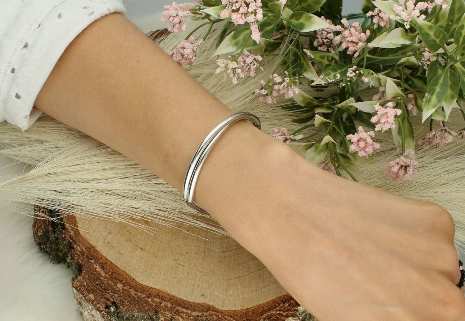 Bransoletka srebrna próby 925 DIA-BRA-4652-925, w połowie sztywna z plecionym wzorem. Długość 17+3 cm, waga 8,80 g, zapięcie na karabińczyk. Stylowa i solidna biżuteria.1.jpg