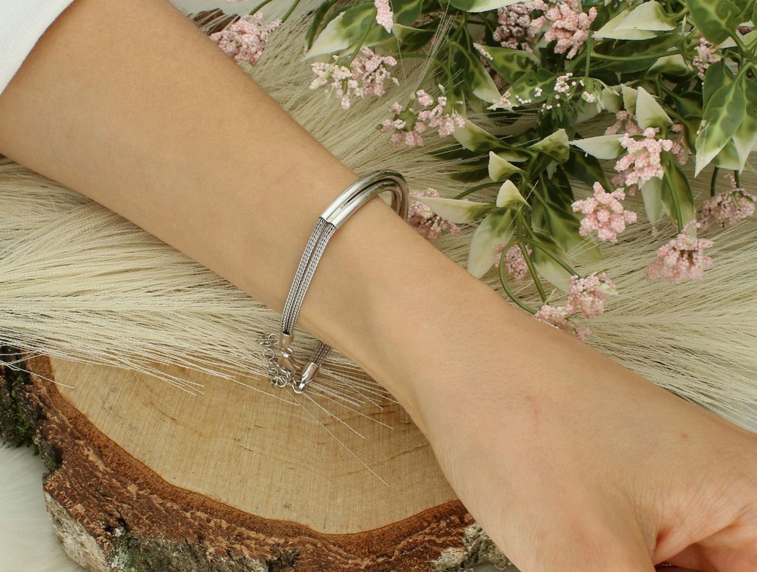 Bransoletka srebrna próby 925 DIA-BRA-4652-925, w połowie sztywna z plecionym wzorem. Długość 17+3 cm, waga 8,80 g, zapięcie na karabińczyk. Stylowa i solidna biżuteria.1.jpg