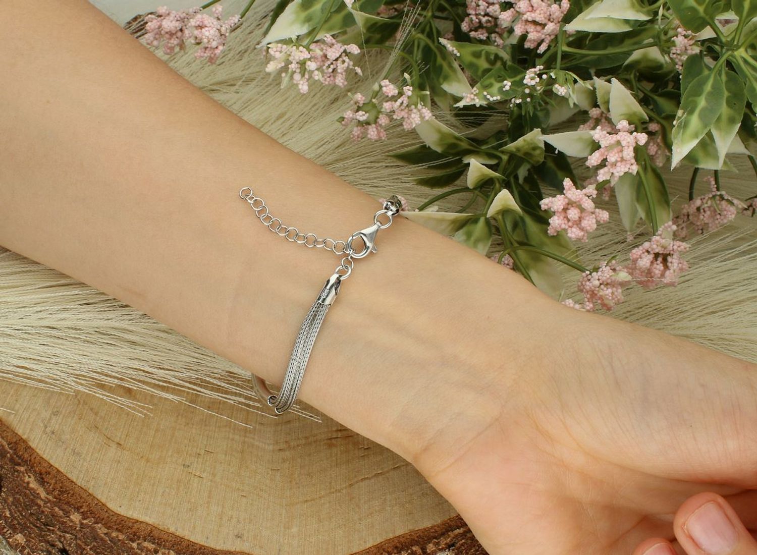 Bransoletka srebrna próby 925 DIA-BRA-4652-925, w połowie sztywna z plecionym wzorem. Długość 17+3 cm, waga 8,80 g, zapięcie na karabińczyk. Stylowa i solidna biżuteria.1.jpg