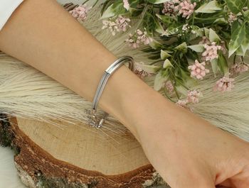 Bransoletka srebrna próby 925 DIA-BRA-4652-925, w połowie sztywna z plecionym wzorem. Długość 17+3 cm, waga 8,80 g, zapięcie na karabińczyk. Stylowa i solidna biżuteria.3.jpg