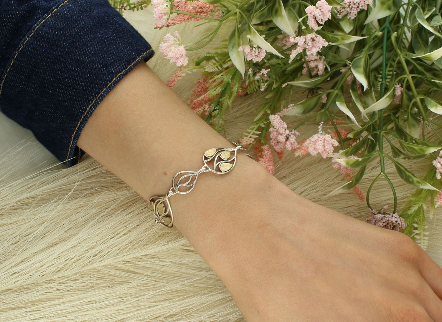 Elegancka bransoletka damska srebrna z elementami pozłacanymi w kształcie łezek. Wykonana z próby 925, długość 18 cm, z możliwością przedłużenia o 3 cm. Idealna na prezent.1.jpg