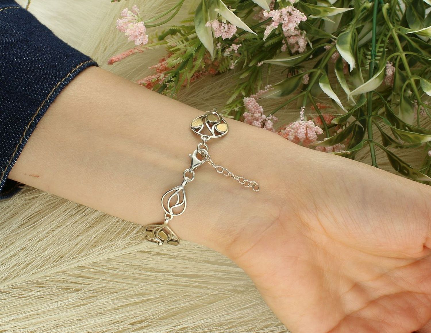 Elegancka bransoletka damska srebrna z elementami pozłacanymi w kształcie łezek. Wykonana z próby 925, długość 18 cm, z możliwością przedłużenia o 3 cm. Idealna na prezent.1.jpg