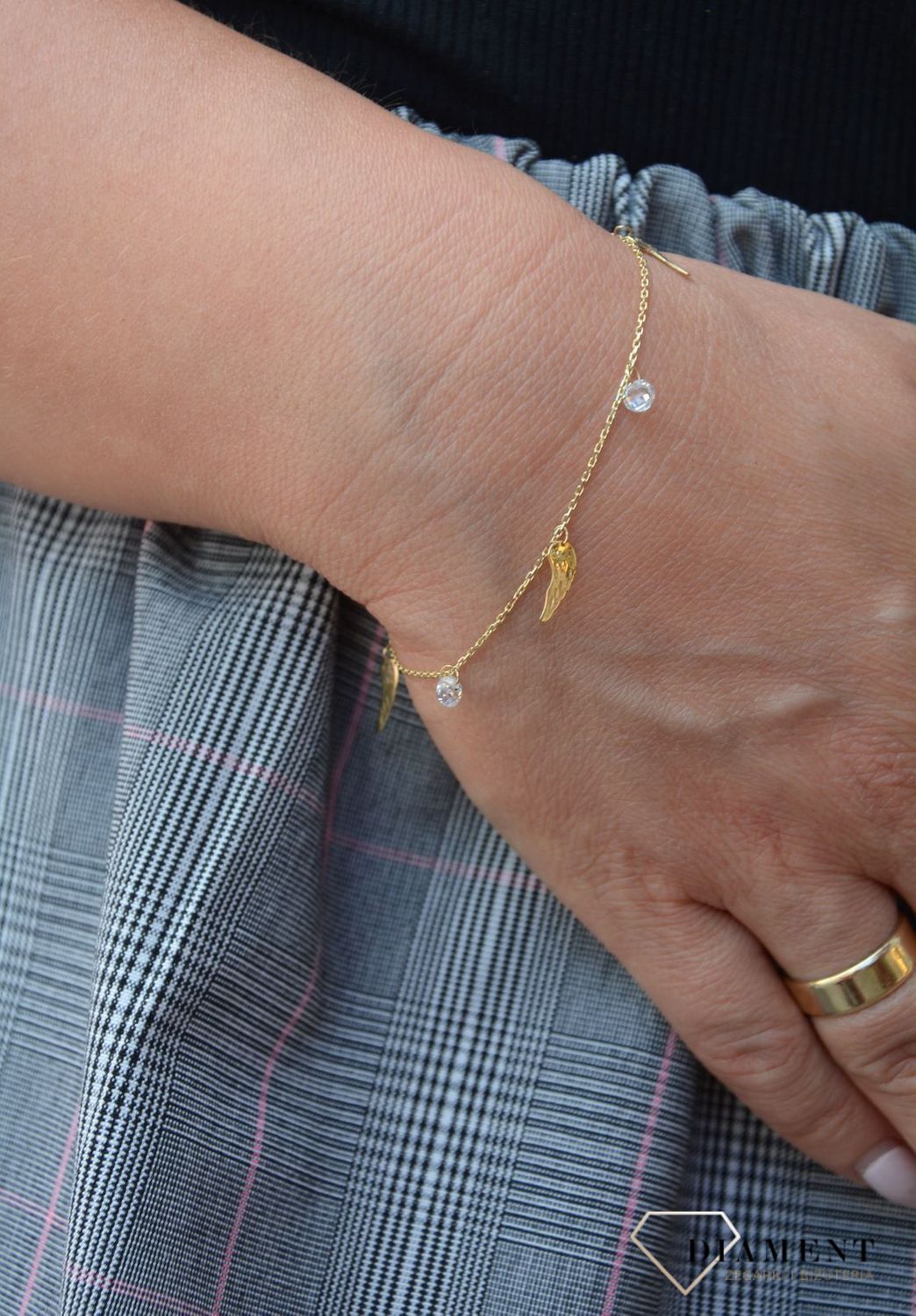 Złota bransoletka celebrytka 375 skrzydełka z białym kryształem DIA-BRA-47K40-FOB0041-Y-CZ-375.jpg