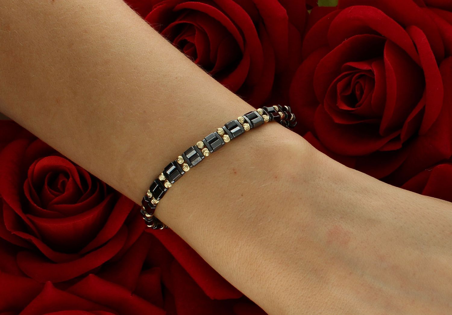 Bransoletka złota sznureczek z hematytem pr 585, DIA-BRA-4811-585 Bransoleta złota z czarnym sznurkiem, ozdobiona grawerowanymi kuleczkami i kamieniem hematytem to bardzo modny, nowoczesny 11.jpg