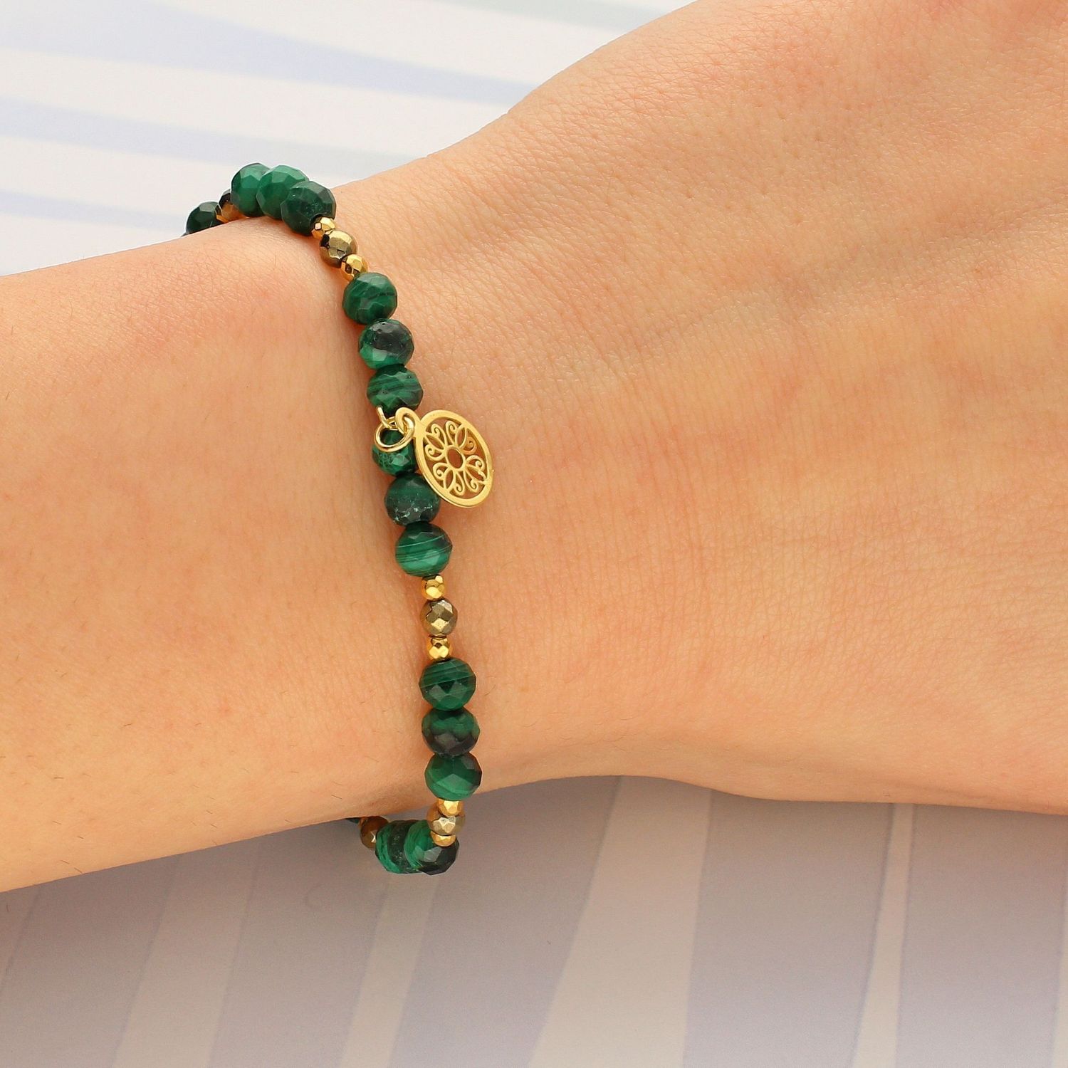 Bransoletka damska z malachitu zawieszka z ornamentem DIA-BRA-4869-925 (1).jpg