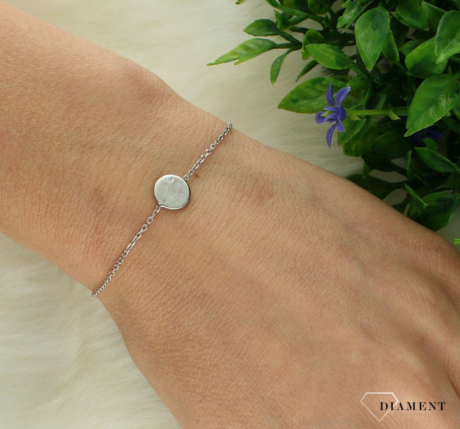 Bransoletka srebrna kółko z cyrkonią 925 celebrytka DIA-BRA-4937-925. Srebrna bransoletka z modnym wzorem. Bransoletka składa się z delikatnego ażurowego łańcuszka. Bransoletka została wykonana z najwyższej jakości srebra próby 925. .jpg