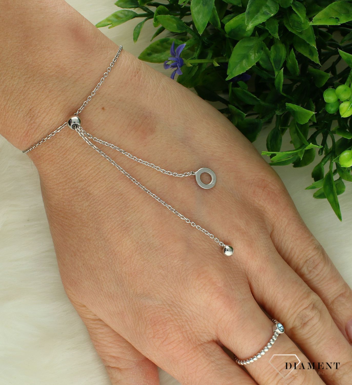 Bransoletka srebrna kółko z cyrkonią 925 celebrytka DIA-BRA-4937-925. Srebrna bransoletka z modnym wzorem. Bransoletka składa się z delikatnego ażurowego łańcuszka. Bransoletka została wykonana z najwyższej jakości srebra próby 925. .jpg