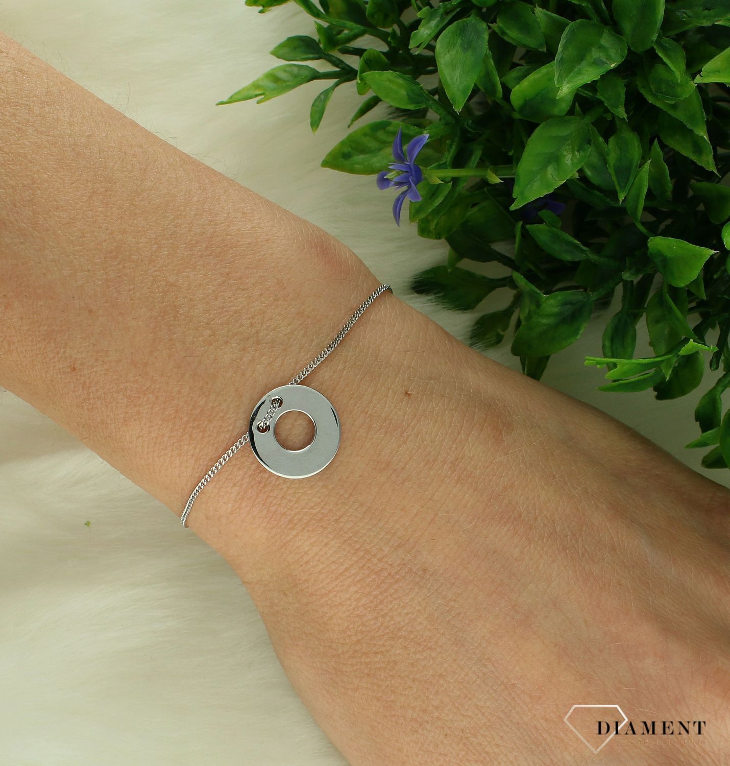 Bransoletka srebrna kółko z dziurką 925 celebrytka DIA-BRA-4941-925. Srebrna bransoletka z modnym wzorem. Bransoletka składa się z delikatnego ażurowego łańcuszka. Bransoletka została wykonana z najwyższej jakości srebra próby 925. Ide (1).jpg