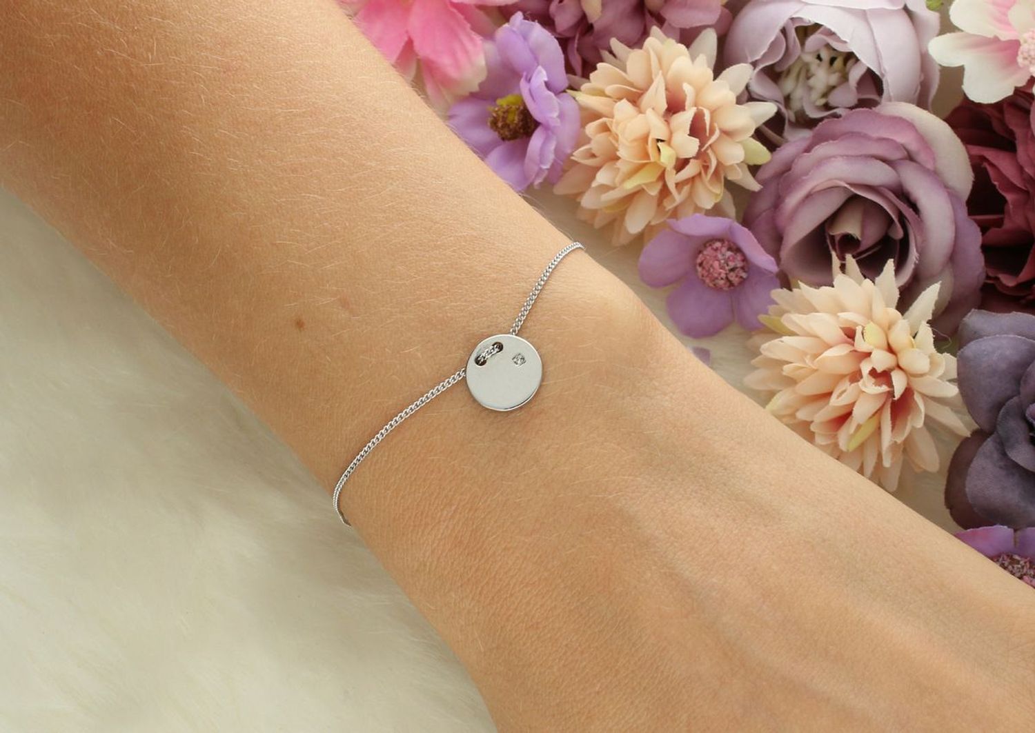 Delikatna bransoletka damska celebrytka ze srebra 925 z zawieszką – kółkiem z brylantem (1,0 cm). Długość 17 + 3 cm, waga 1,90 g, zapięcie na karabińczyk. Model DIA-BRA-4943-925 – 1.jpg