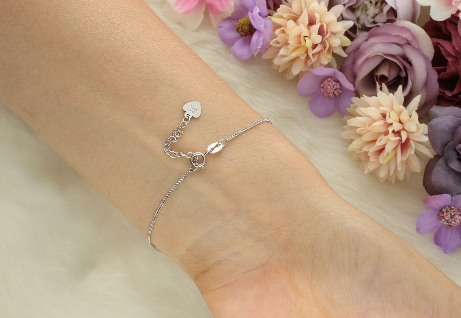 Delikatna bransoletka damska celebrytka ze srebra 925 z zawieszką – kółkiem z brylantem (1,0 cm). Długość 17 + 3 cm, waga 1,90 g, zapięcie na karabińczyk. Model DIA-BRA-4943-925 – 1.jpg