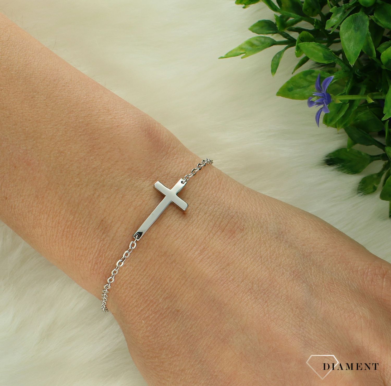 Bransoletka srebrna z krzyżykiem 925 celebrytka DIA-BRA-4996-925. Srebrna bransoletka z modnym wzorem. Bransoletka składa się z delikatnego ażurowego łańcuszka. Bransoletka została wykonana z najwyższej jakości srebra próby 925. Idealn (1).jpg