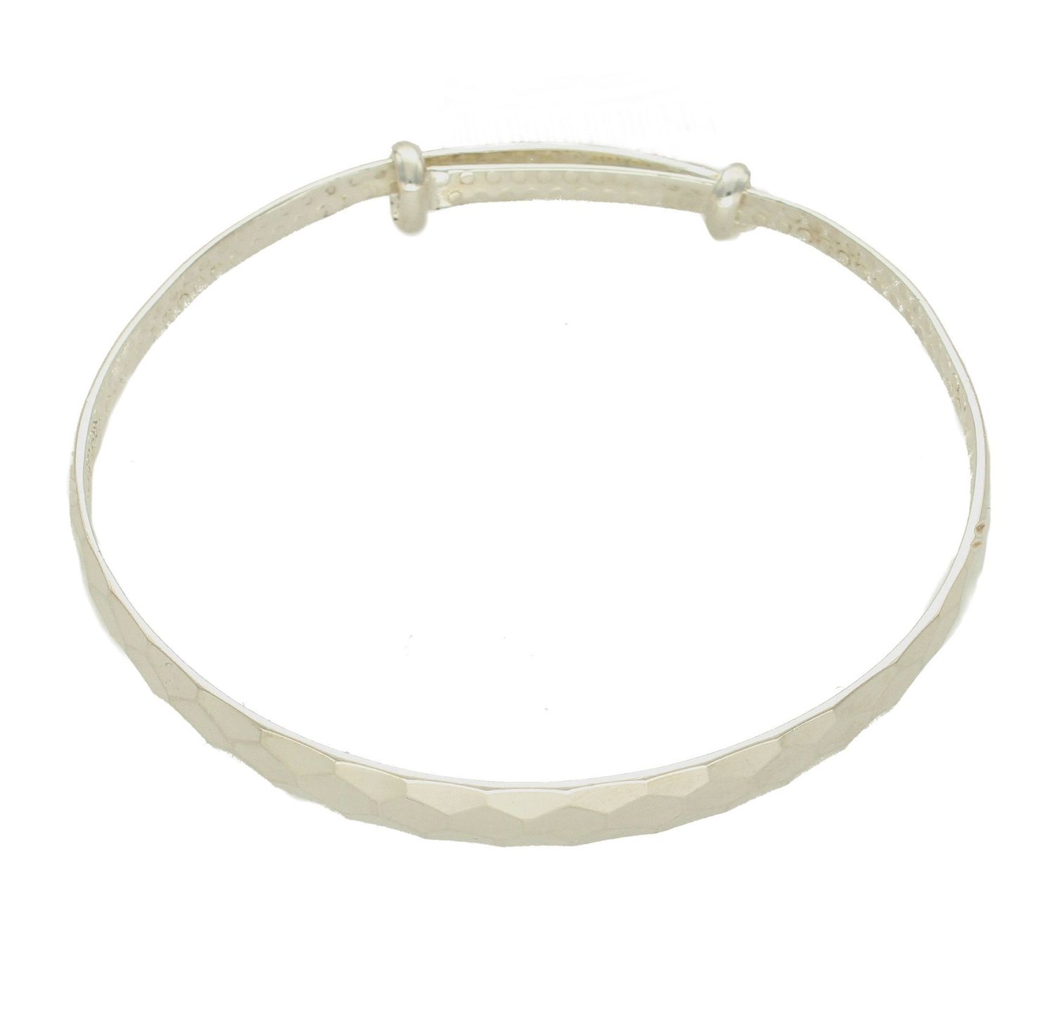 Srebrna bransoletka sztywna grawerowana DIA-BRA-500365-925.  Bransoletkę wykonano z najwyższej jakości srebra próby 925, kruszcu od wielu setek lat kojarzonego z odwagą, wewnętrzną harmonią oraz elementem żeńskim. Piękny materiał jub.jpg