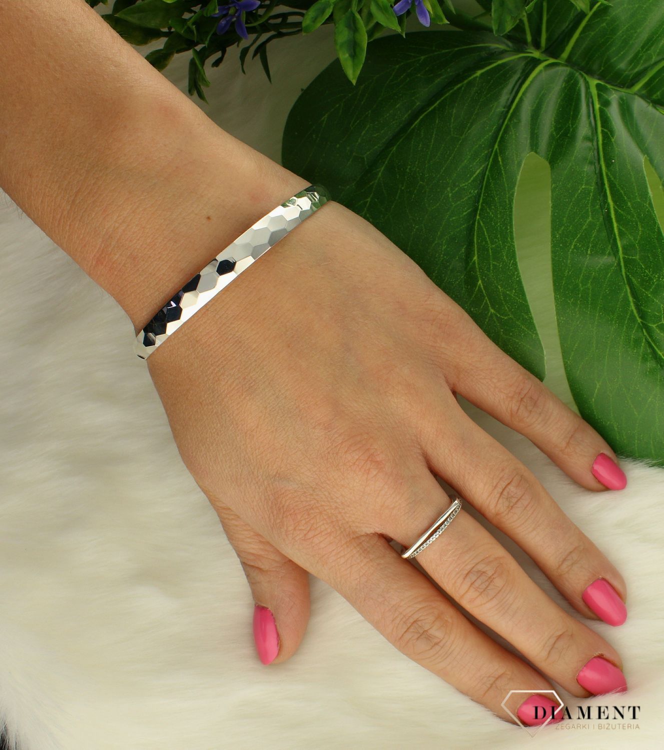 Srebrna bransoletka sztywna grawerowana DIA-BRA-500365-925.  Bransoletkę wykonano z najwyższej jakości srebra próby 925, kruszcu od wielu setek lat kojarzonego z odwagą, wewnętrzną harmonią oraz elementem żeńskim. Piękny materiał jub.jpg