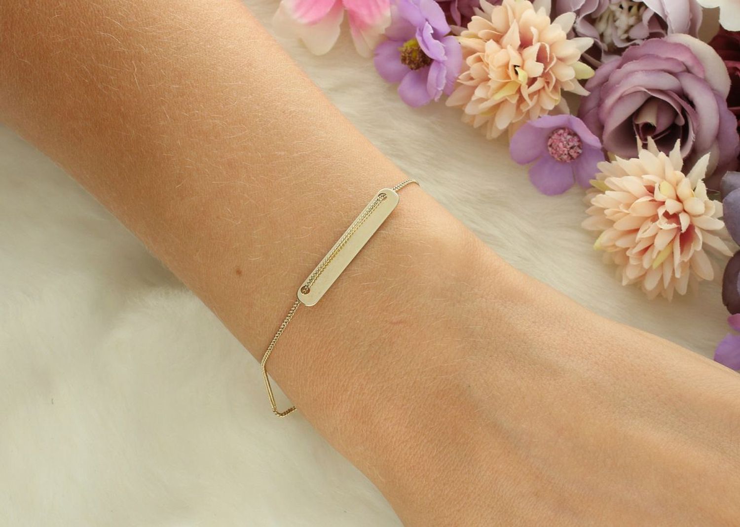 Stylowa bransoletka celebrytka ze srebra próby 925 pozłacana, z prostokątną blaszką (2,8 cm x 4 mm). Długość 18 + 2 cm, zapięcie na karabińczyk. Klasyczny, minimalistyczny dodatek.1.jpg