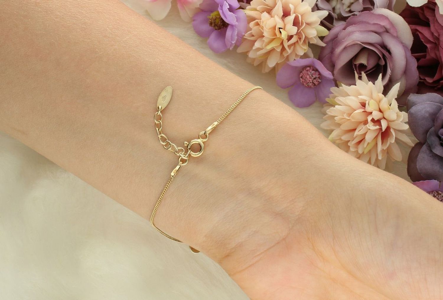 Stylowa bransoletka celebrytka ze srebra próby 925 pozłacana, z prostokątną blaszką (2,8 cm x 4 mm). Długość 18 + 2 cm, zapięcie na karabińczyk. Klasyczny, minimalistyczny dodatek.1.jpg