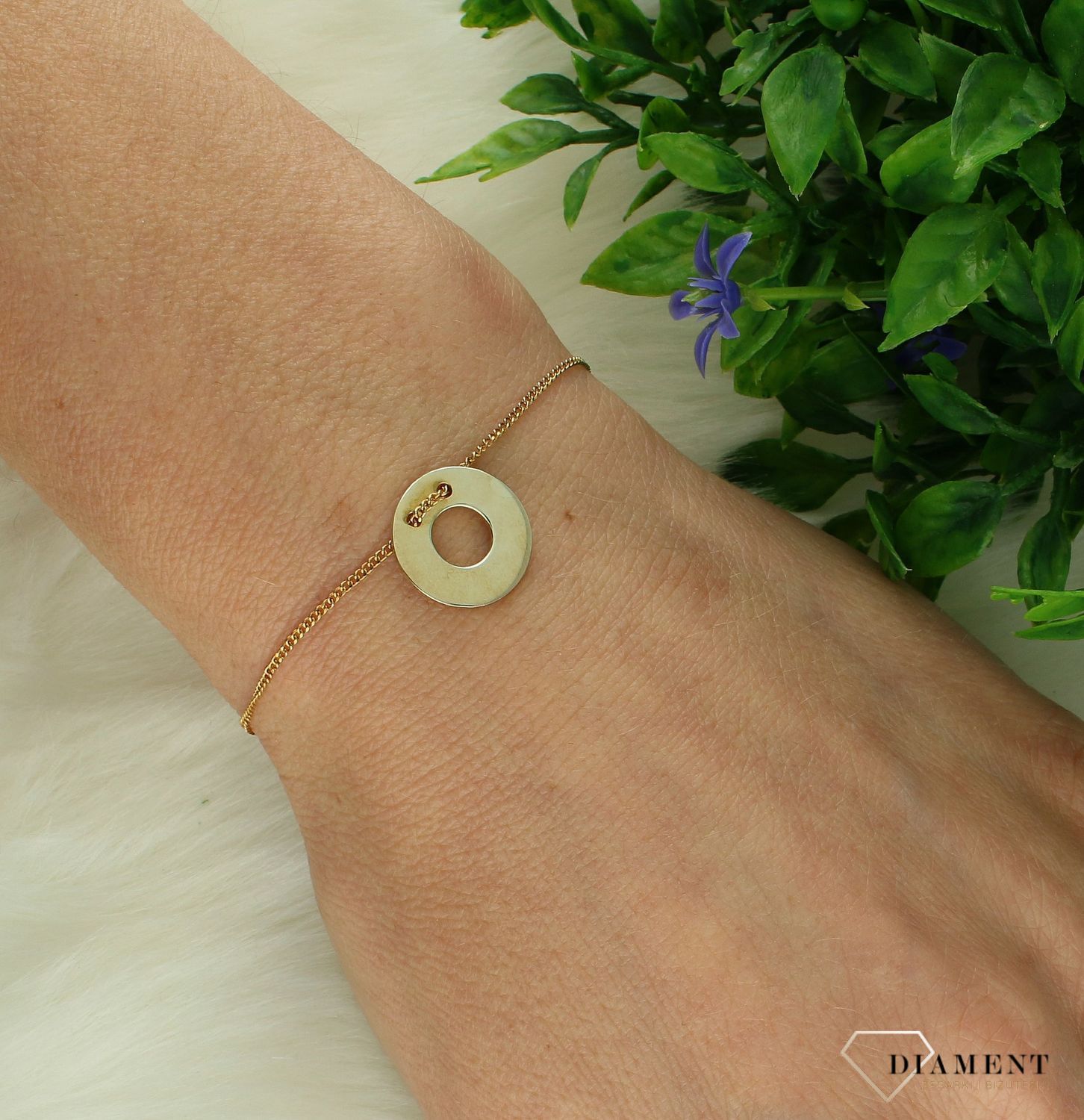 Bransoletka srebrna kółko z dziurką 925 celebrytka pozłacana DIA-BRA-5061-925. Srebrna bransoletka z modnym wzorem. Bransoletka składa się z delikatnego ażurowego łańcuszka. Bransoletka została wykonana z najwyższej jakości srebra pr.jpg