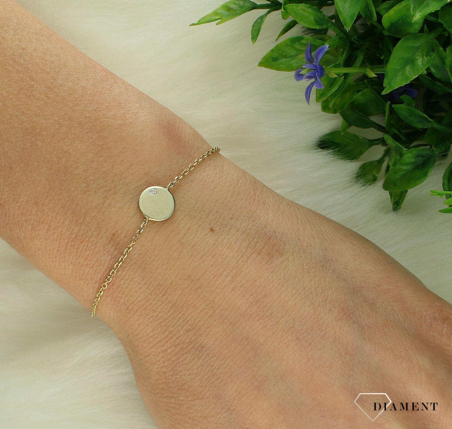 Bransoletka srebrna kółko z cyrkonią 925 celebrytka pozłacana DIA-BRA-5063-925. Srebrna bransoletka z modnym wzorem. Bransoletka składa się z delikatnego ażurowego łańcuszka. Bransoletka została wykonana z najwyższej jakości srebra p (2).jpg