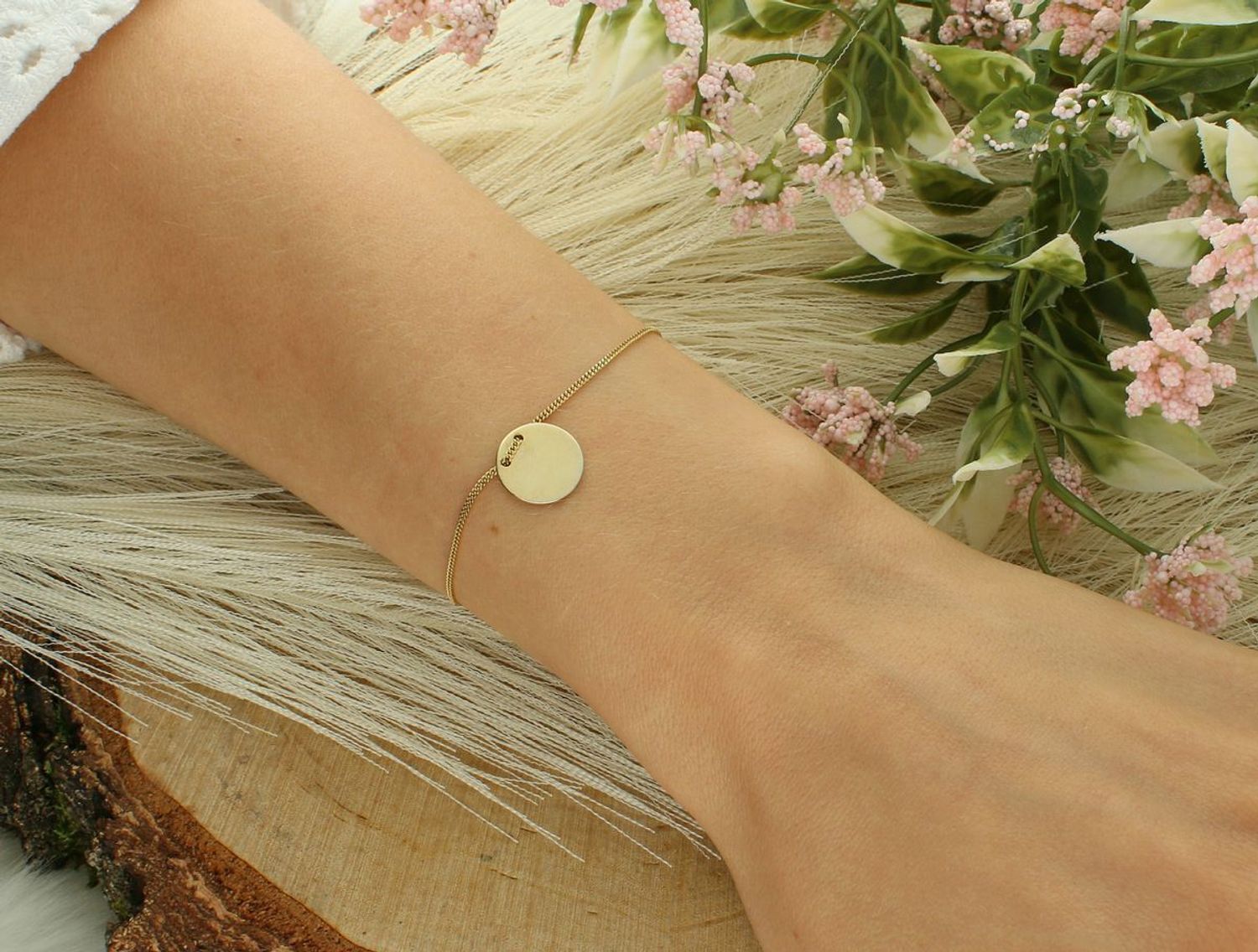 Pozłacana bransoletka srebrna 925 DIA-BRA-5066-925 z okrągłą blaszką 1 cm. Długość 14+2 cm, waga 1,85 g, zapięcie na karabińczyk. Subtelna, kobieca i idealna na prezent.1.jpg