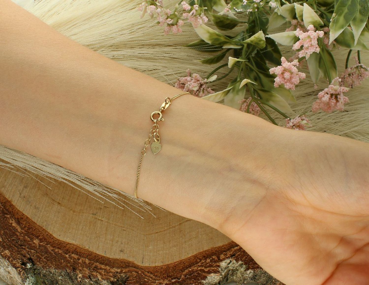 Pozłacana bransoletka srebrna 925 DIA-BRA-5066-925 z okrągłą blaszką 1 cm. Długość 14+2 cm, waga 1,85 g, zapięcie na karabińczyk. Subtelna, kobieca i idealna na prezent.1.jpg