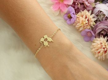 Pozłacana srebrna bransoletka 925 z zawieszkami dziewczynki i chłopca. Długość 16 + 3 cm, waga 2,20 g. Model DIA-BRA-5069-925 – subtelna biżuteria z przesłaniem miłości i rodziny.2.jpg