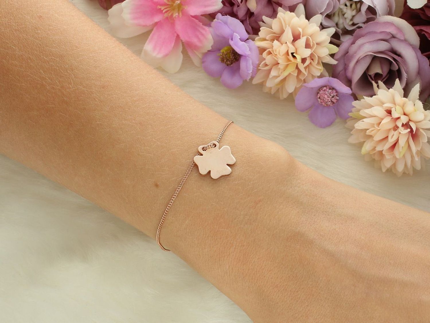 Delikatna celebrytka ze srebra 925 z różowym pozłacaniem i zawieszką koniczynką (1,3 cm). Długość 16 + 3 cm, zapięcie na karabińczyk. Stylowa bransoletka z symbolem szczęścia – 1.jpg