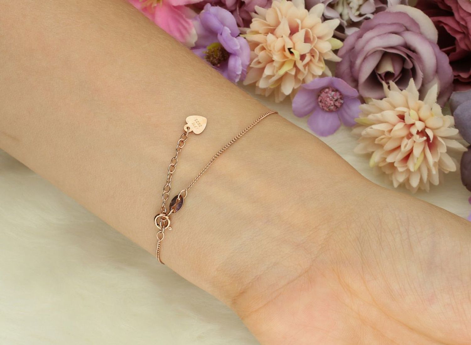 Delikatna celebrytka ze srebra 925 z różowym pozłacaniem i zawieszką koniczynką (1,3 cm). Długość 16 + 3 cm, zapięcie na karabińczyk. Stylowa bransoletka z symbolem szczęścia – 1.jpg