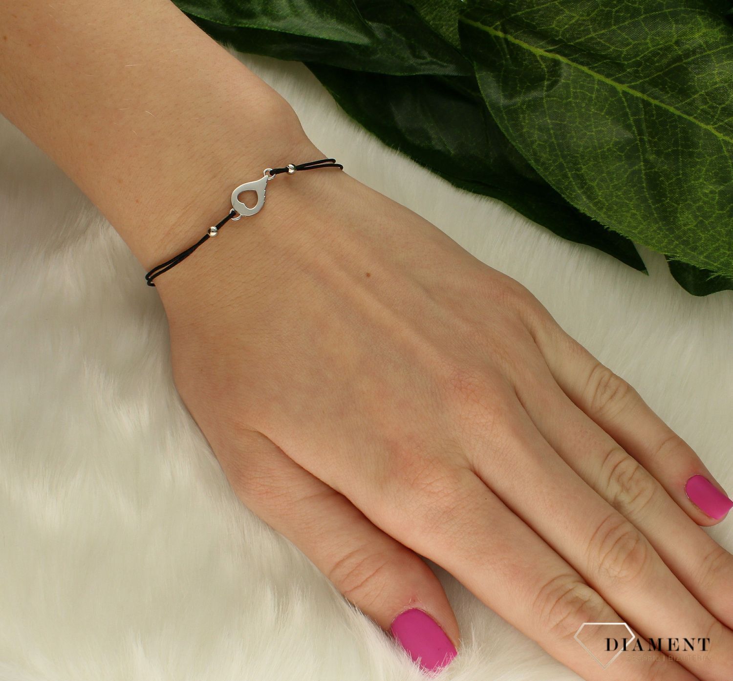 Bransoletka damska srebrna na sznureczku serduszko DIA-BRA-51515BLACK-925. Biżuteria ta będzie wspaniałym upominkiem dla każdej osoby. Bransoletka na sznureczku doskonale dopełni codzienną stylizację. Biżuteria wykonana z na.jpg