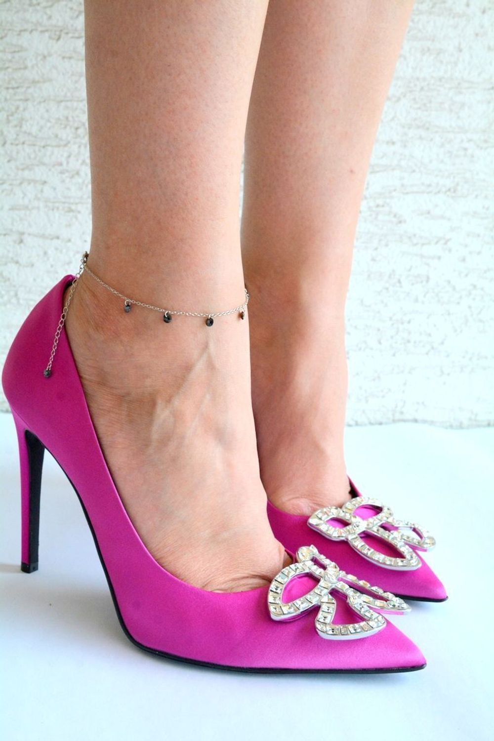 Srebrna bransoletka na nogę łańcuszek z czarnymi kryształkami DIA-BRA-51763-925. Bransoletka na kostkę wykonana z wysokiej jakości srebra próby 925. Bransoletka składa się z gładkiego łańcuszka ozdobionego czarnymi kryształkam.jpg