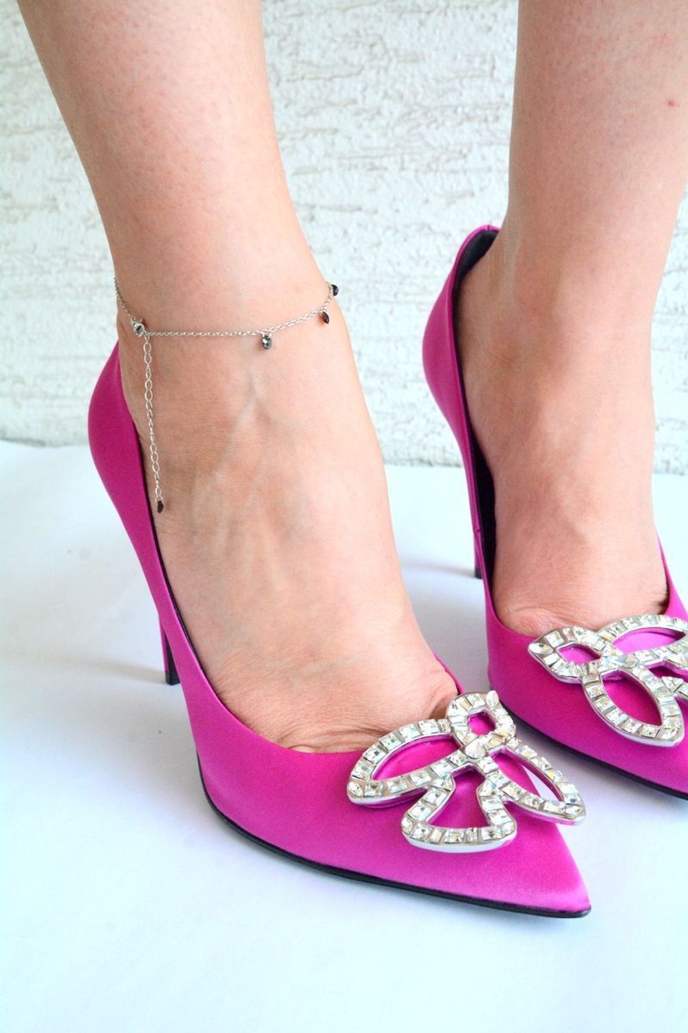 Srebrna bransoletka na nogę łańcuszek z czarnymi kryształkami DIA-BRA-51763-925. Bransoletka na kostkę wykonana z wysokiej jakości srebra próby 925. Bransoletka składa się z gładkiego łańcuszka ozdobionego czarnymi kryształkam.jpg