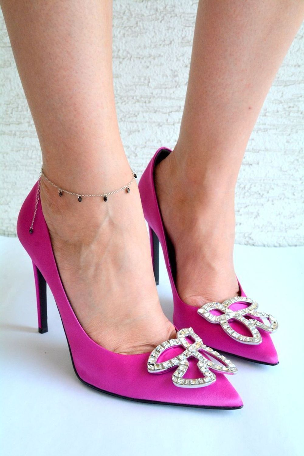 Srebrna bransoletka na nogę łańcuszek z czarnymi kryształkami DIA-BRA-51763-925. Bransoletka na kostkę wykonana z wysokiej jakości srebra próby 925. Bransoletka składa się z gładkiego łańcuszka ozdobionego czarnymi kryształkam.jpg