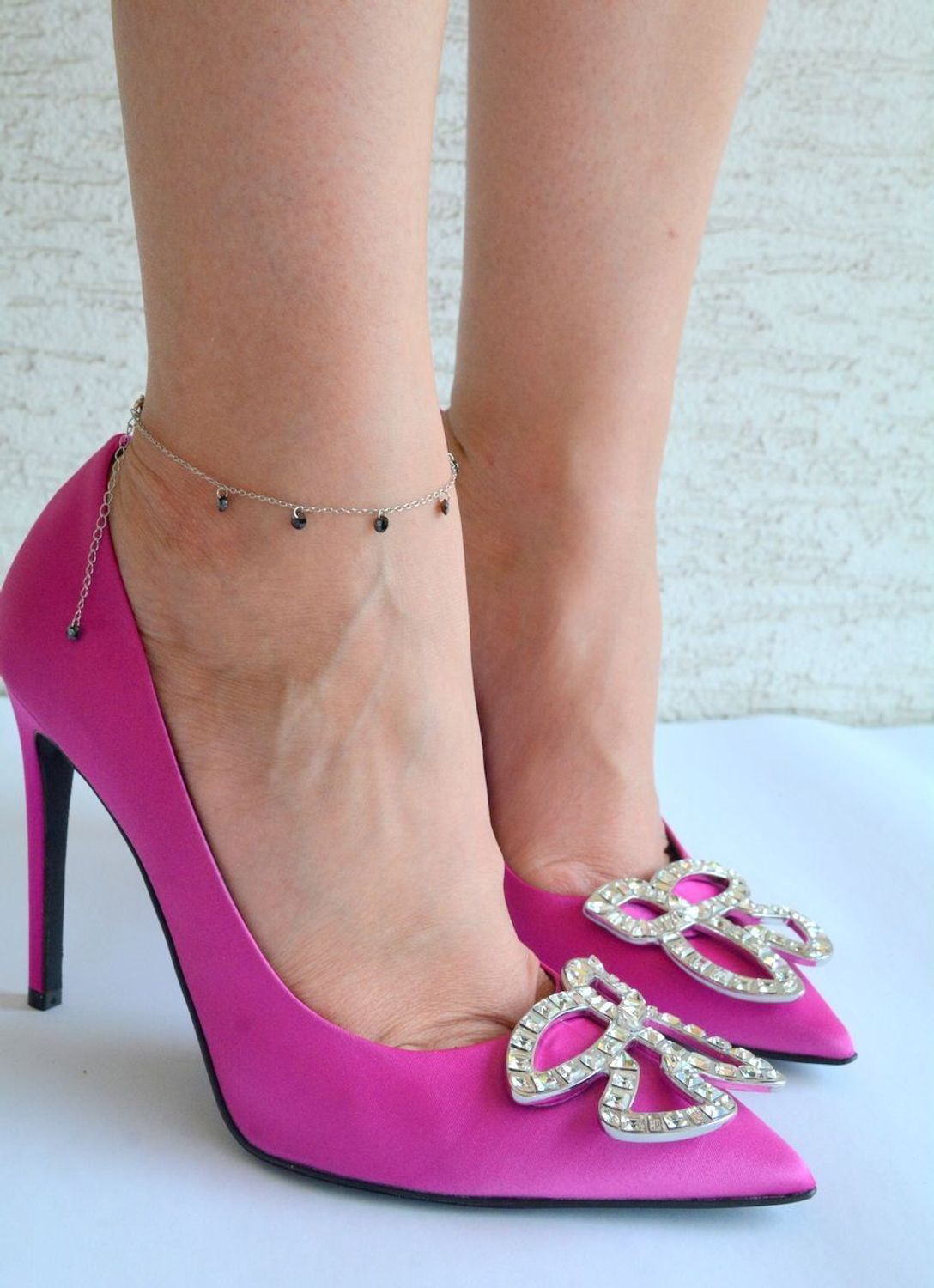 Srebrna bransoletka na nogę łańcuszek z czarnymi kryształkami DIA-BRA-51763-925. Bransoletka na kostkę wykonana z wysokiej jakości srebra próby 925. Bransoletka składa się z gładkiego łańcuszka ozdobionego czarnymi kryształkam.jpg