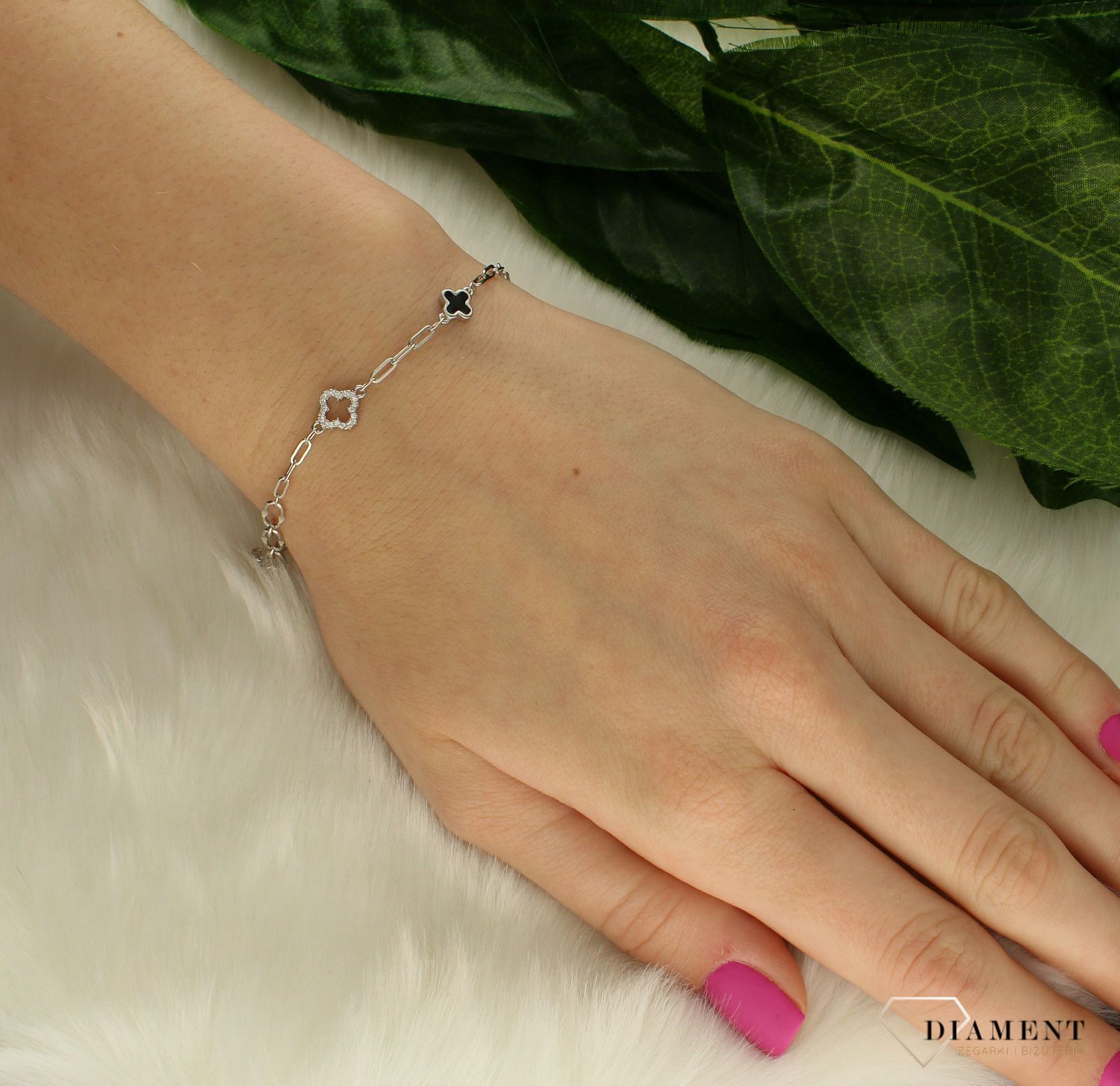 Srebrna bransoletka damska z czarną koniczynką DIA-BRA-52127-925. Niesamowita bransoletka wykonana z najwyższej próby srebra z subtelnym elementem koniczynki wypełnionej masą perłową oraz cyrkoniami. Idealny pomysł na prezen.jpg