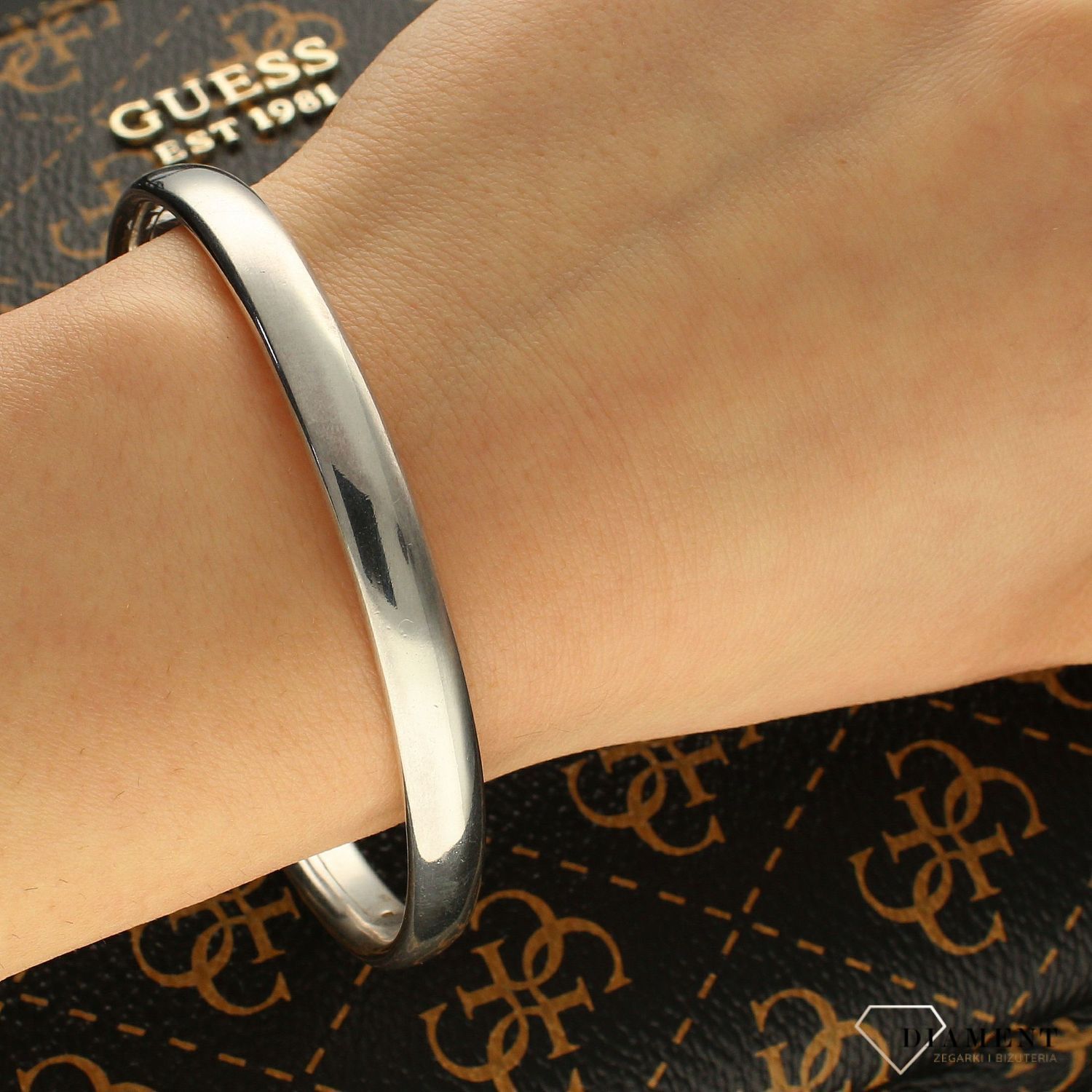 Sztywna szeroka srebrna bransoletka o gładkiej powierzchni DIA-BRA-5331-925.jpg