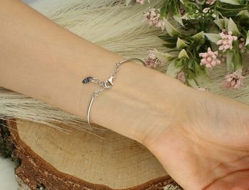 Bransoletka srebrna 925 DIA-BRA-5332-925 – sztywna z zawieszkami serduszkiem (6 mm) i piórkiem (1 cm). Zapięcie na karabińczyk, waga 4,79 g. Subtelna, kobieca biżuteria.3.jpg