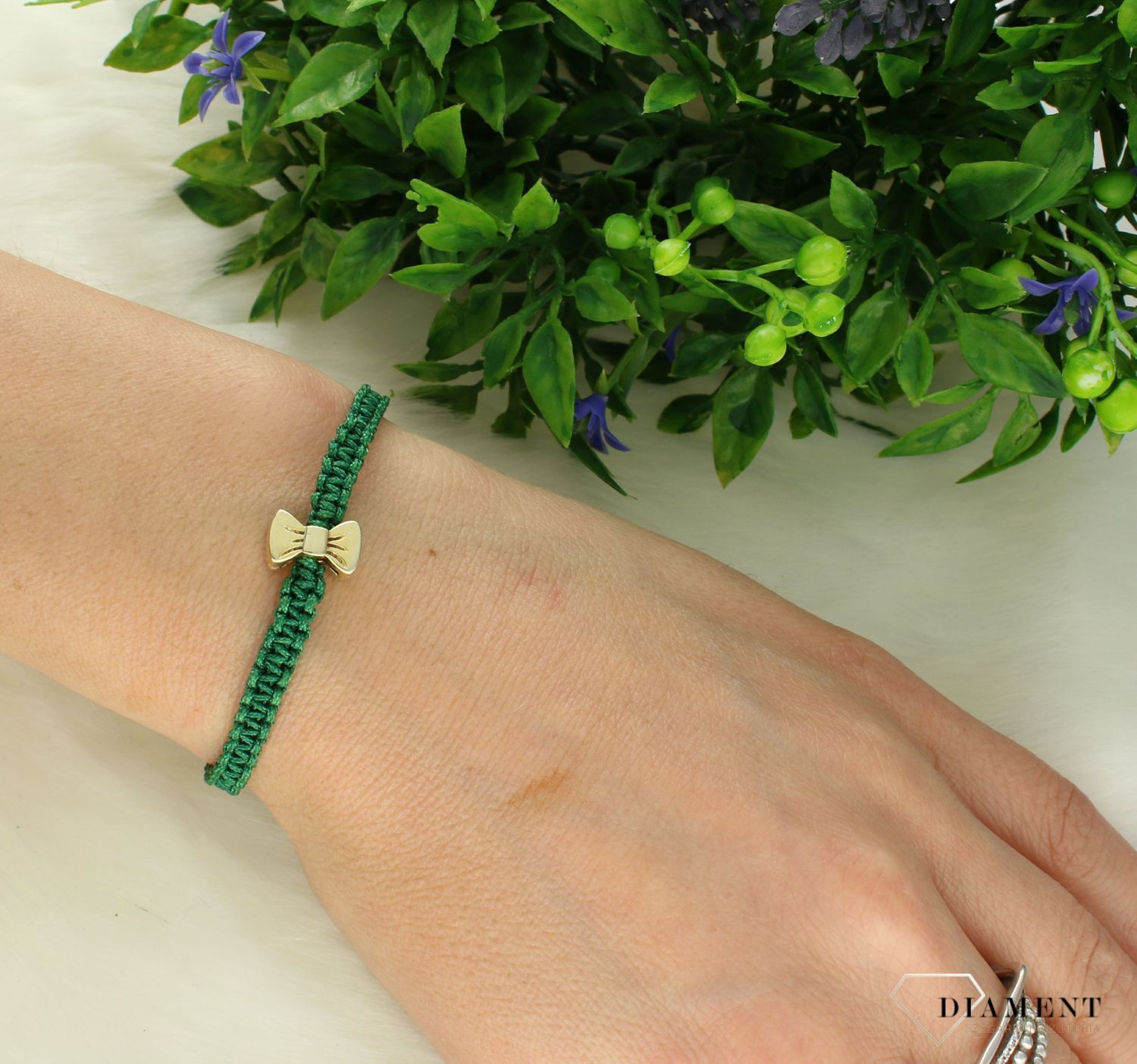Srebrna bransoletka damska 925 na zielonym sznurku z pozłacaną kokardką DIA-BRA-5570Z-925. Srebrna bransoletka na sznureczku. Bransoletka na zielonym sznurku. Srebrna bransoletka z zawieszką na sznurku. Bransoletka zaciągana na zielo.jpg